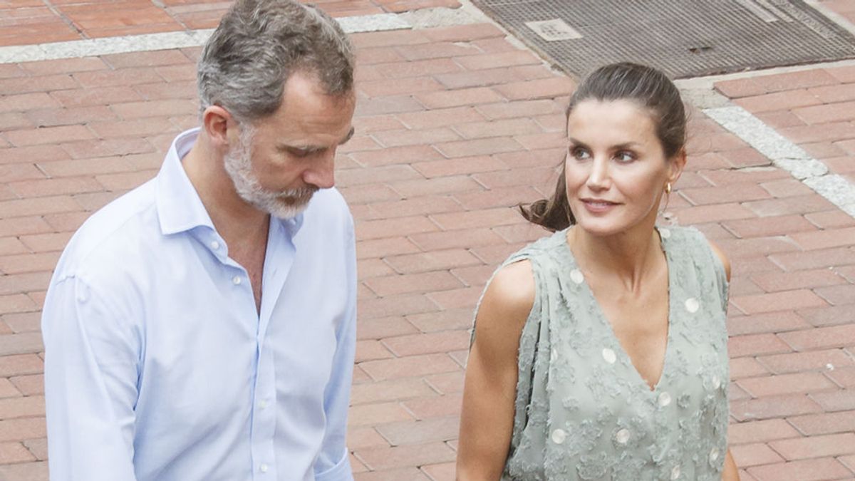 La reina Letizia, grabada mientras da indicaciones al rey Felipe: "Apóyate en la barra"