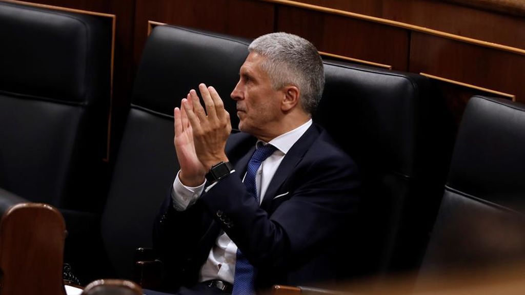 El ministro del Interior, Fernando Grande Marlaska, aplaude en el banco azul del Congreso El ministro del Interior, Fernando Grande Marlaska, aplaude en el banco azul del Congreso