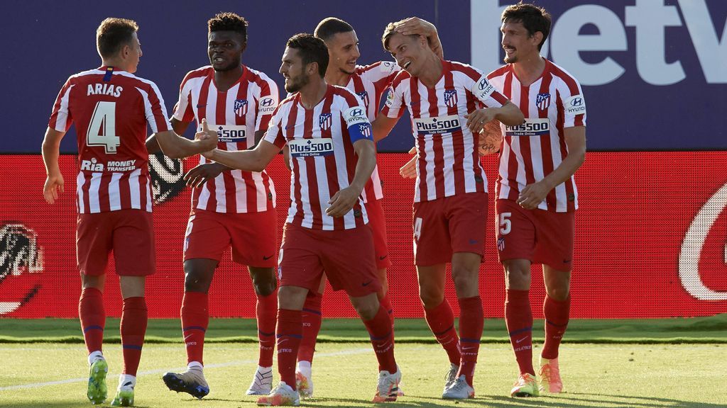 Los jugadores del Atlético celebran su gol ante el Levante.