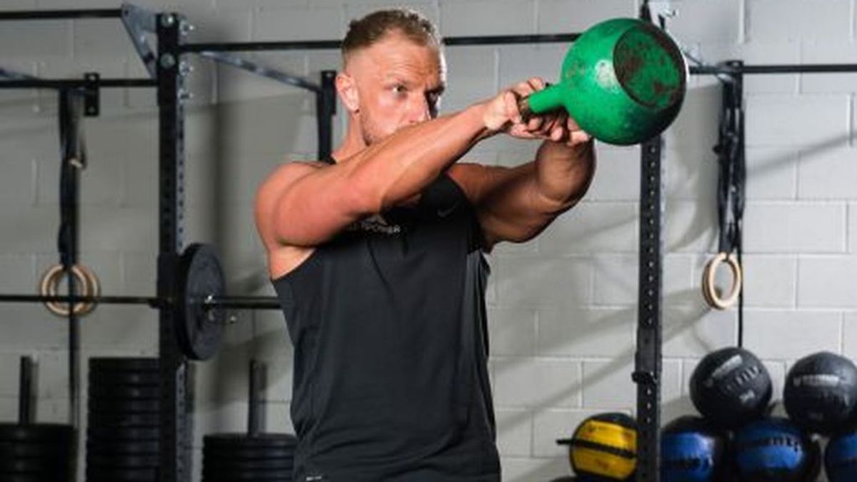 Ejercicio de entrenamiento con kettlebell