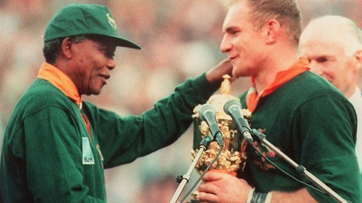 Mandela y Pienaar con el título