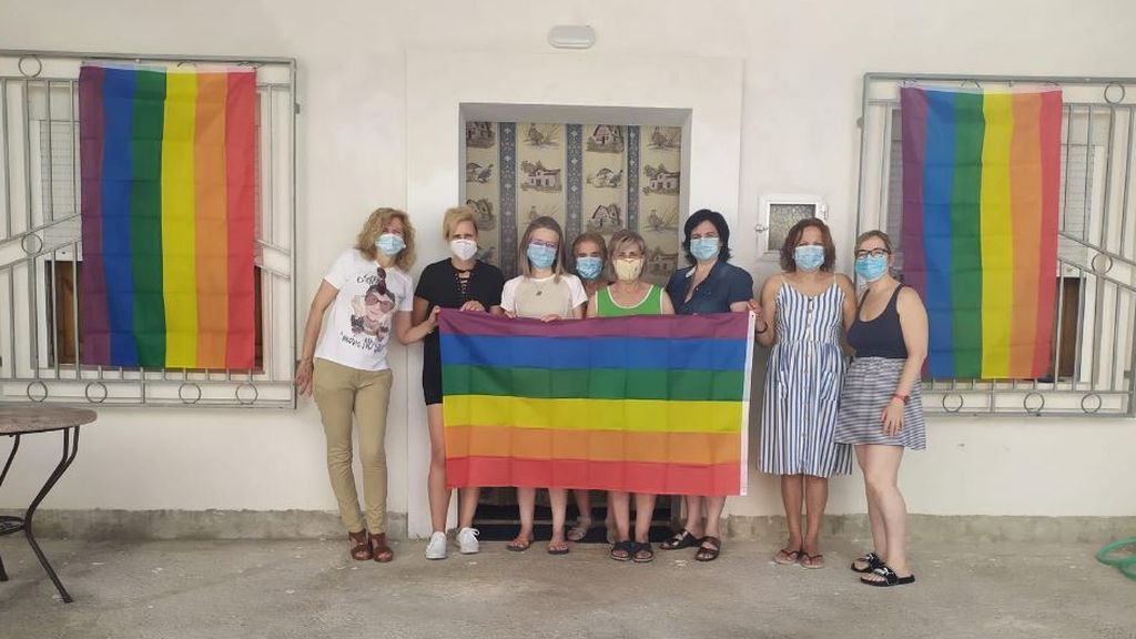 Vecinas con la bandera
