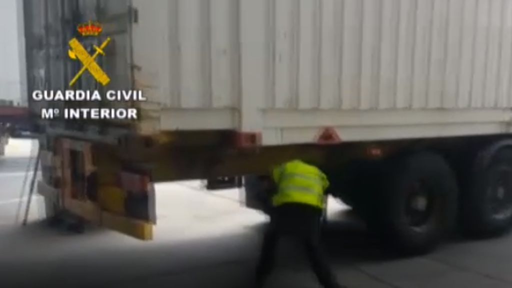 Impactantes imágenes de la localización de seis inmigrantes ocultos bajo kilos de chatarra en un camión en Melilla