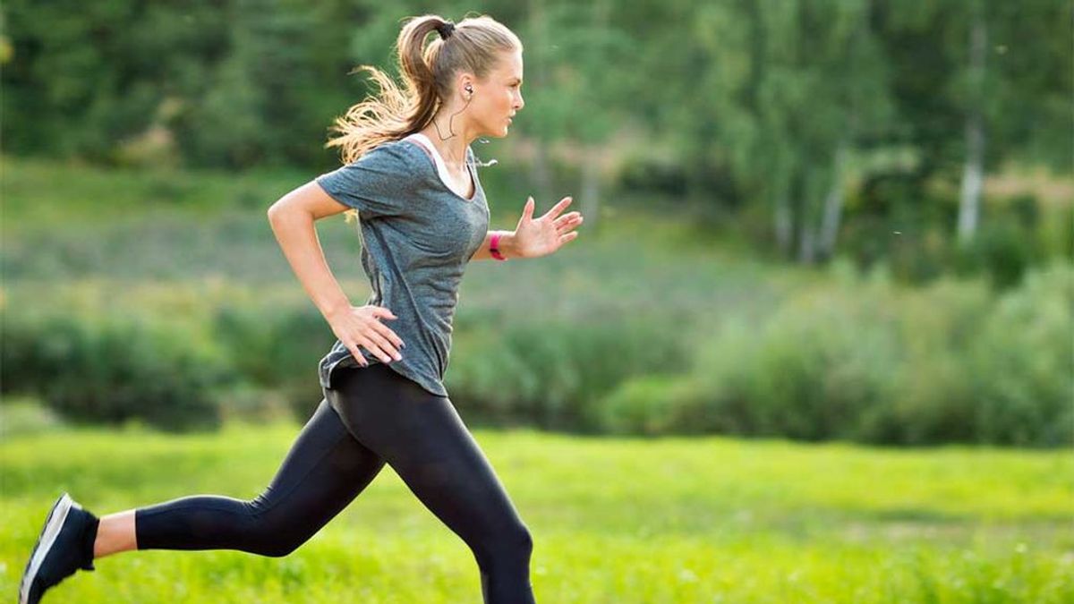 Deportista entrenando con música