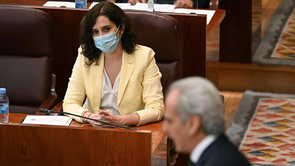 Ayuso escucha a su consejero de Sanidad durante su reprobación