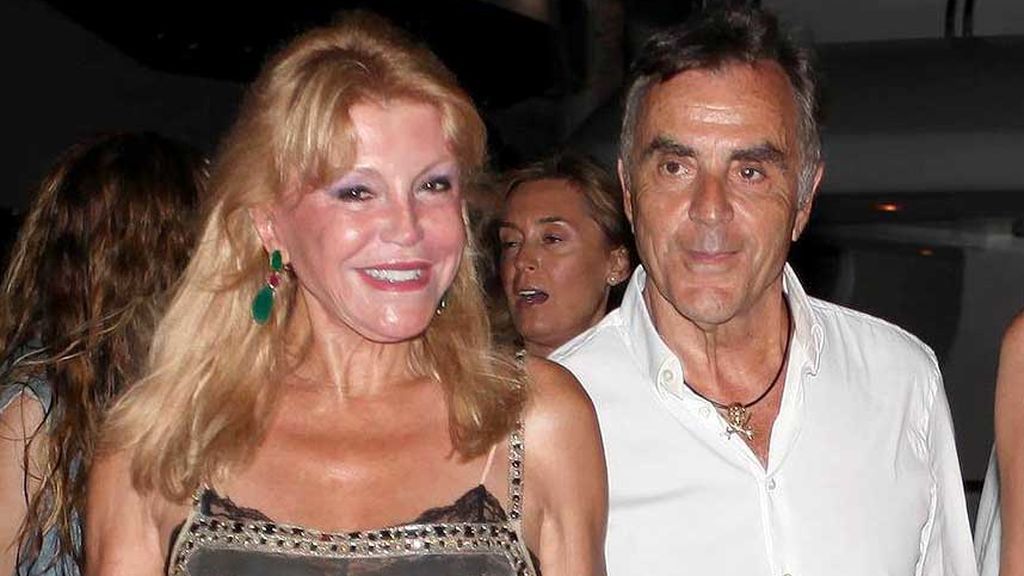 La Baronesa Thyssen y Manolo Segura, en una cena en Ibiza (2014) La Baronesa Thyssen y Manolo Segura, en una cena en Ibiza (2014)