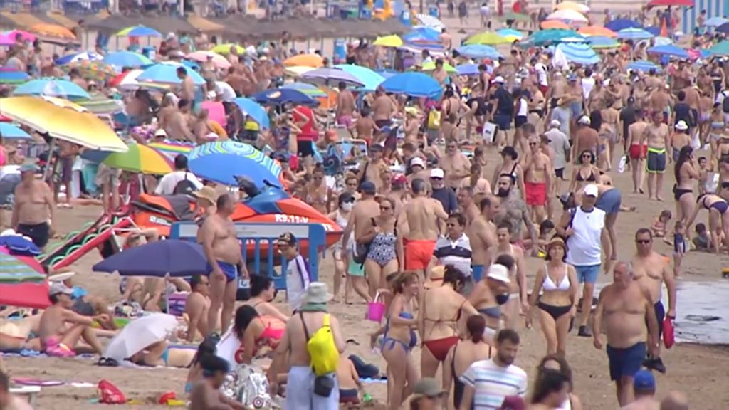 Las playas de España, repletas de gente: "El fin de semana van a estallar"