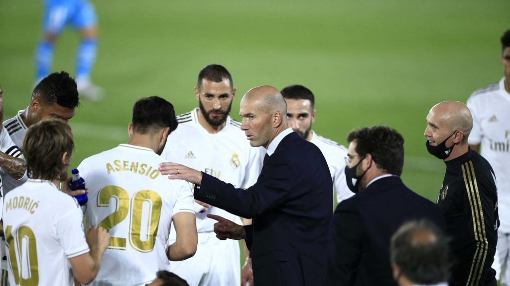 Los jugadores, atentos a las palabras de Zidane
