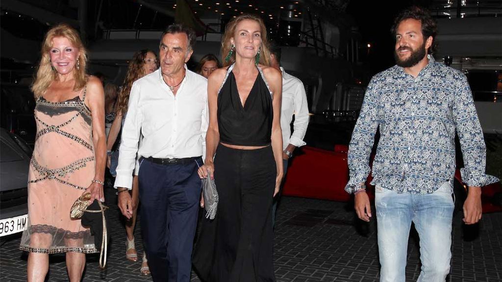 Manolo Segura y su mujer, con Tita Cervera y su hijo en común, Borja Thyssen