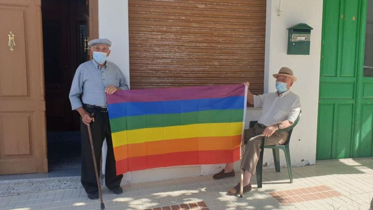 El ayuntamiento de Villanueva de Algaidas se ve obligado a retirar una bandera LGTBI y los vecinos colocan 400 en sus casas El ayuntamiento de Villanueva de Algaidas se ve obligado a retirar una bandera LGTBI y los vecinos colocan 400 en sus casas