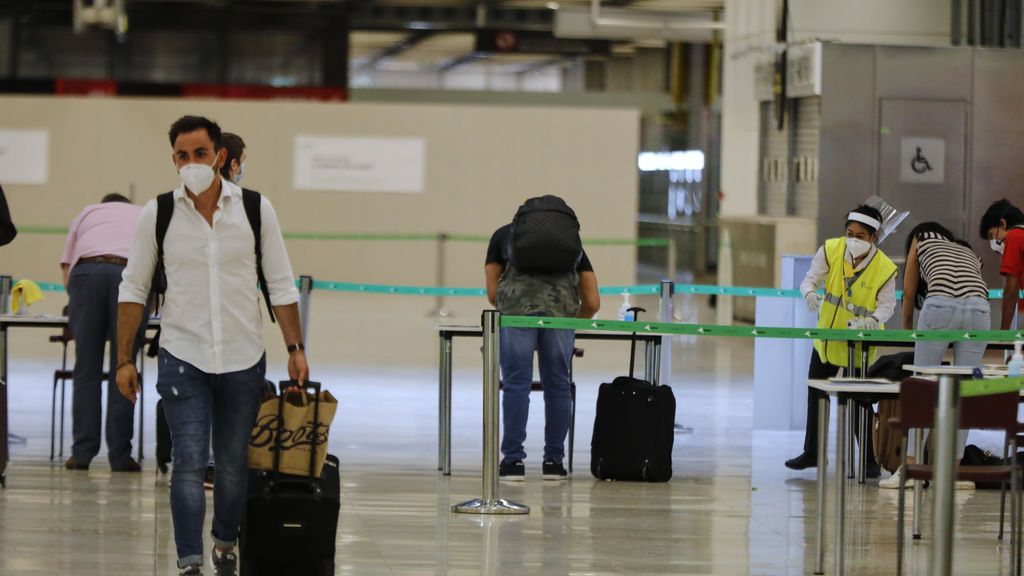 Madrid detecta en un mes 32 positivos llegados a través de Barajas, cinco de ellos han tenido que ser hospitalizado Madrid detecta en un mes 32 positivos llegados a través de Barajas, cinco de ellos han tenido que ser hospitalizado