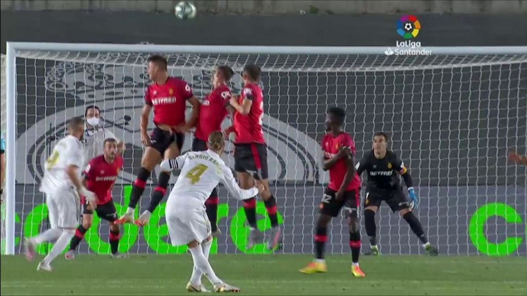 Sergio Ramos, en el gol de falta al Mallorca.