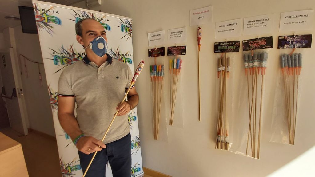 César Lopéz con los chupines réplica del original.