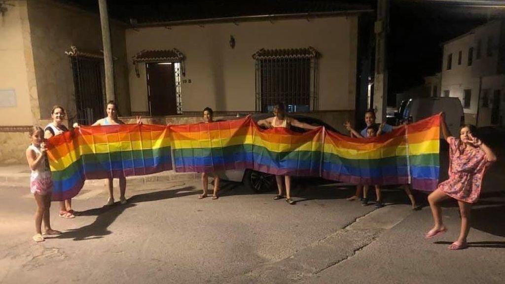 Vecinos con la bandera del colectivo