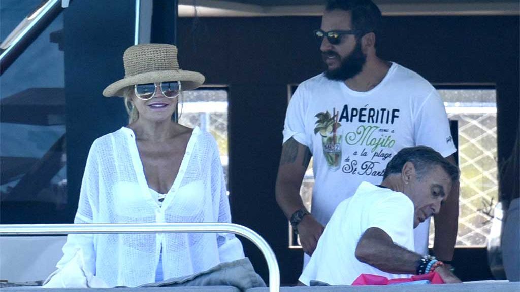 La Baronesa Thyssen con Manolo Segura y su hijo Borja, en Formentera (2016)