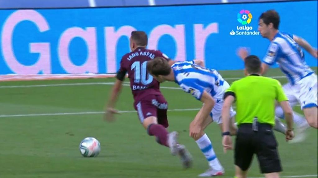 Iago Aspas cae ante Llorente.