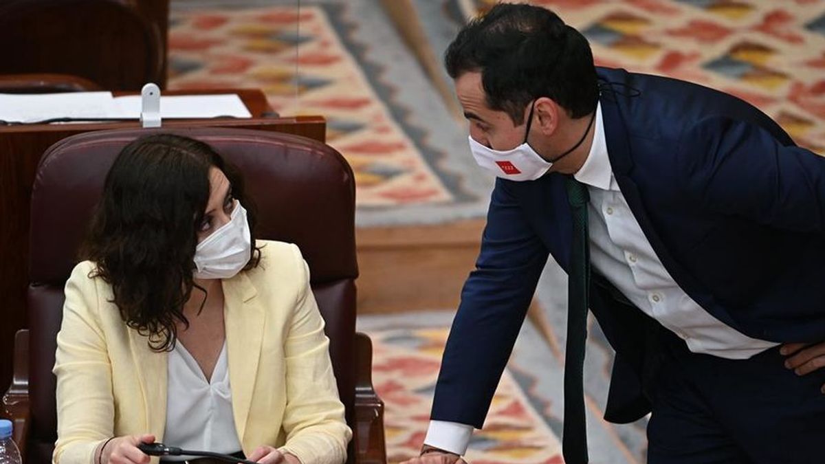 Ayuso salva de momento su Gobierno: La Asamblea rechaza reprobar al Consejero de Sanidad por las residencias Ayuso salva de momento su Gobierno: La Asamblea rechaza reprobar al Consejero de Sanidad por las residencias