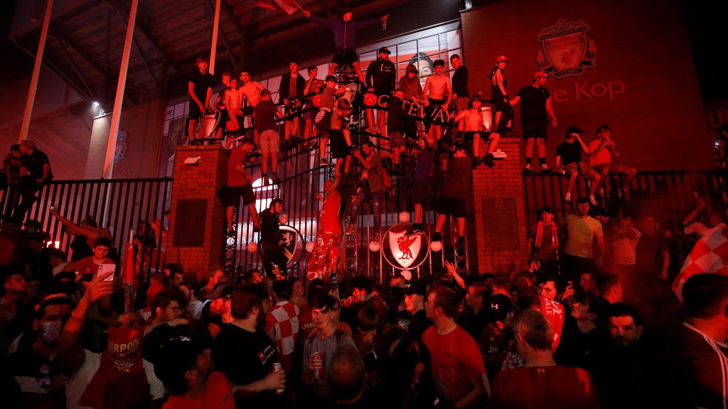 Los hinchas del Liverpool celebran la Premier.