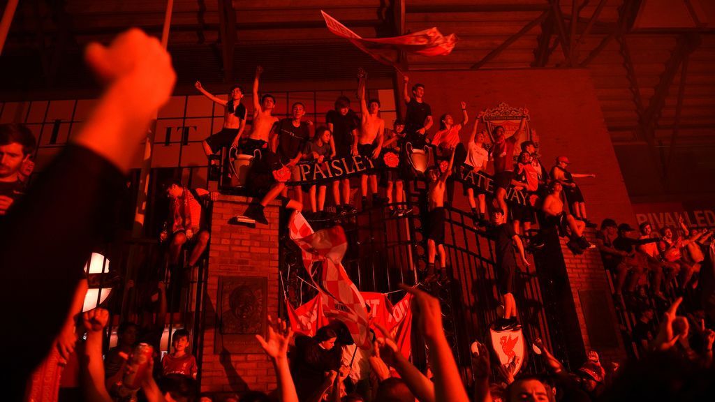 Miles de aficionados del Liverpool celebran la liga como si no hubiese coronavirus Miles de aficionados del Liverpool celebran la liga como si no hubiese coronavirus