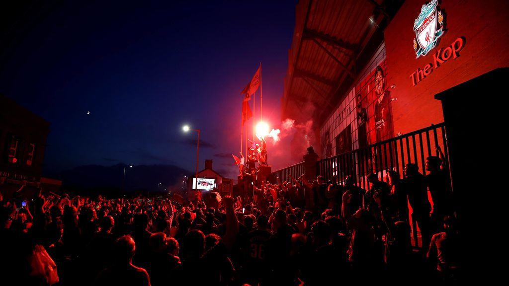 Aficionados del Liverpool celebrando el título de Liga.
