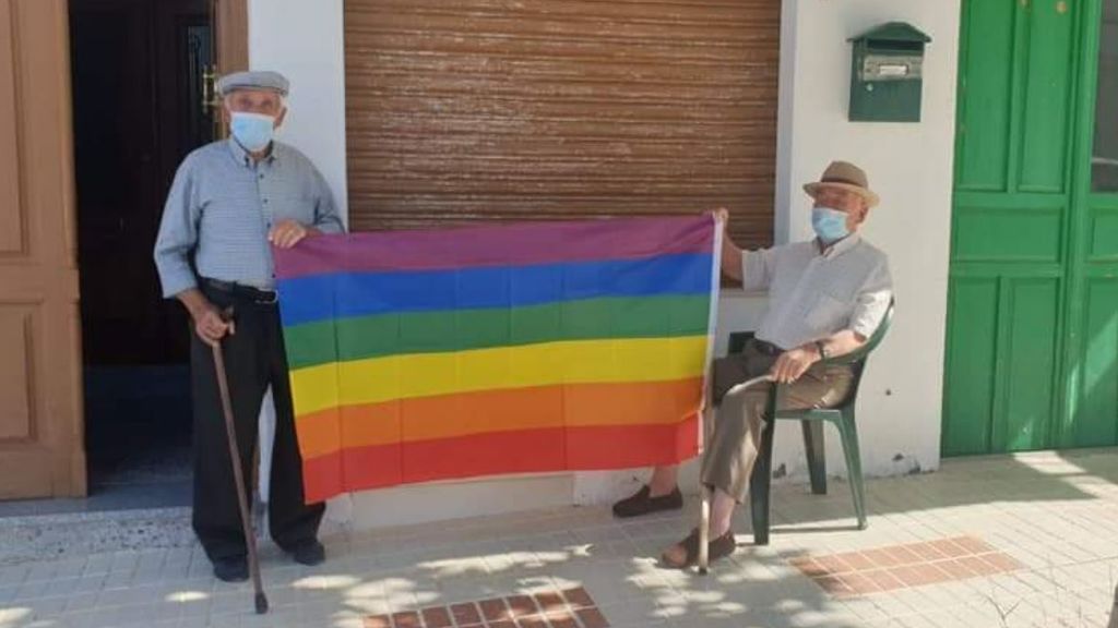Abuelos del pueblo con banders