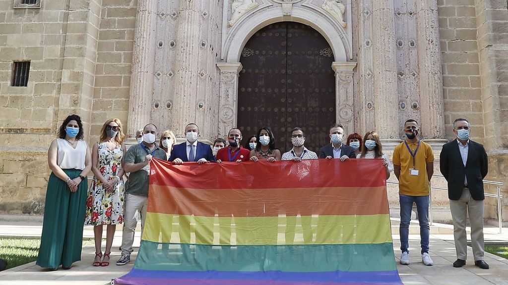 El lío de las banderas LGTBI: ¿se pueden colocar en edificios públicos a  pesar de la sentencia del Supremo? - NIUS