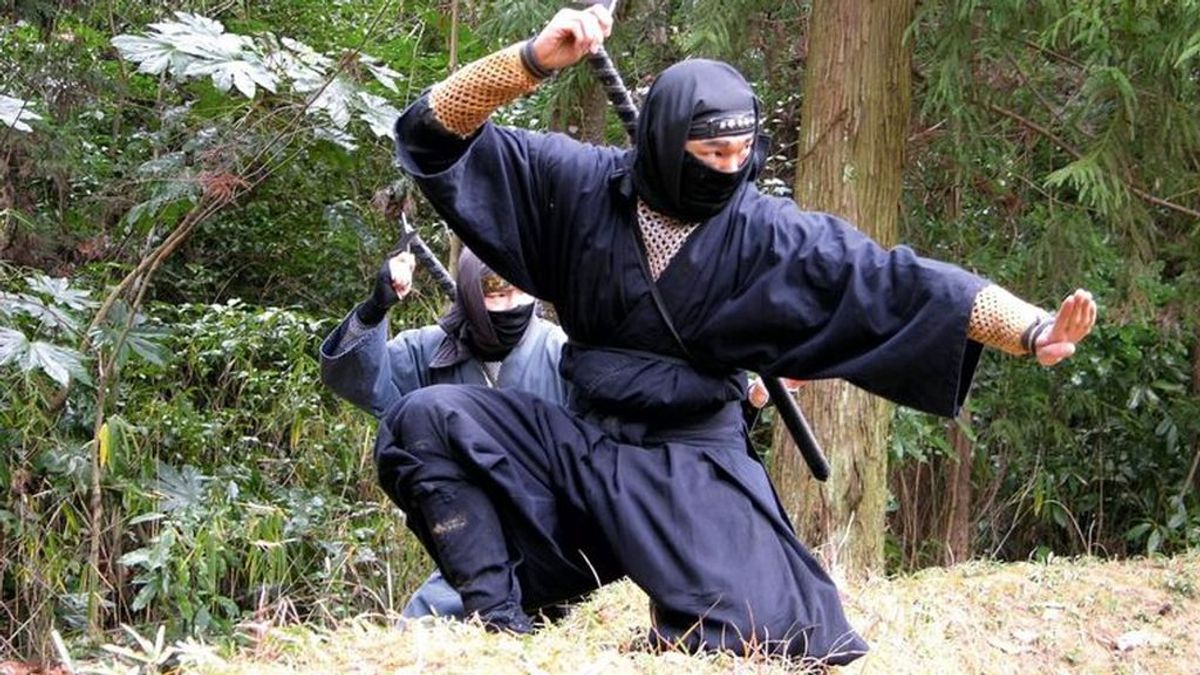 Imagen de archivo de dos personas vestidas de guerreros ninjas