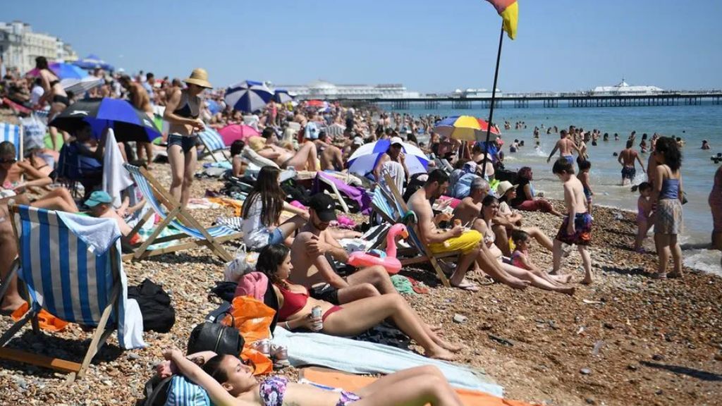El Gobierno británico dispuesto a cerrar playas para evitar aglomeraciones y rebrotes