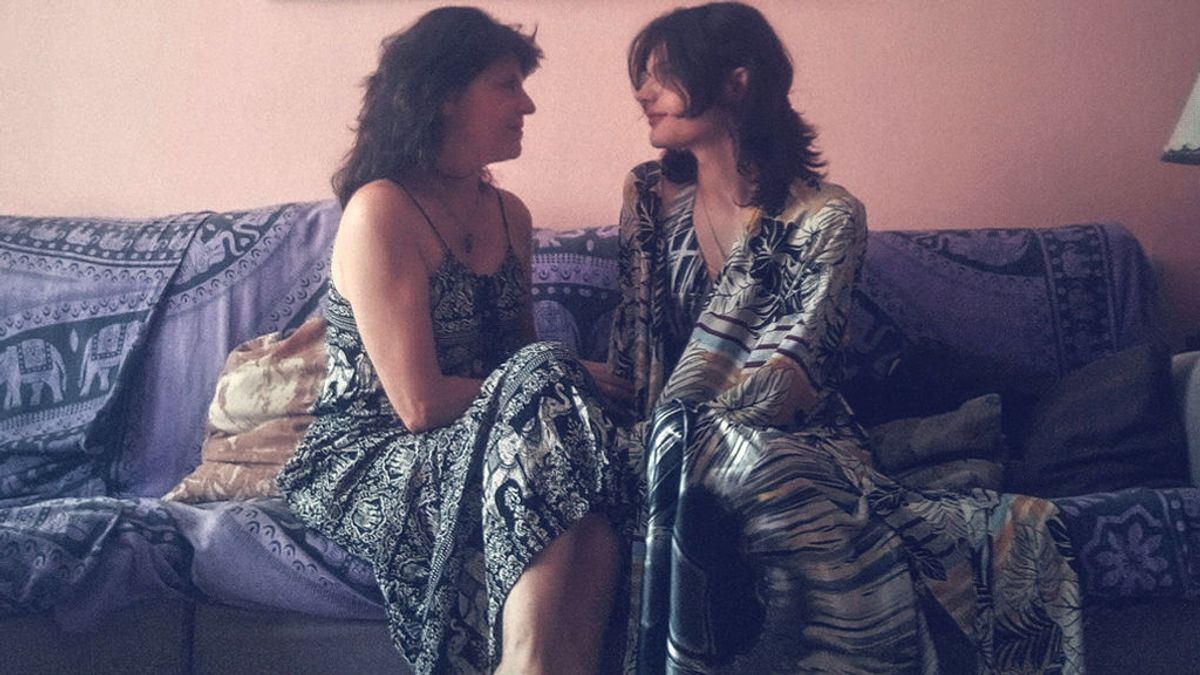 Miryam y Zoe: complicidad y amor entre una madre y su hija trans mientras charlan de hormonas, disforia o cispassing