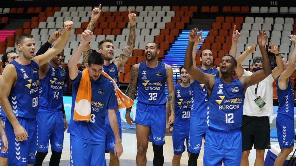 Jugadores del San Pablo Burgos celebran una victoria