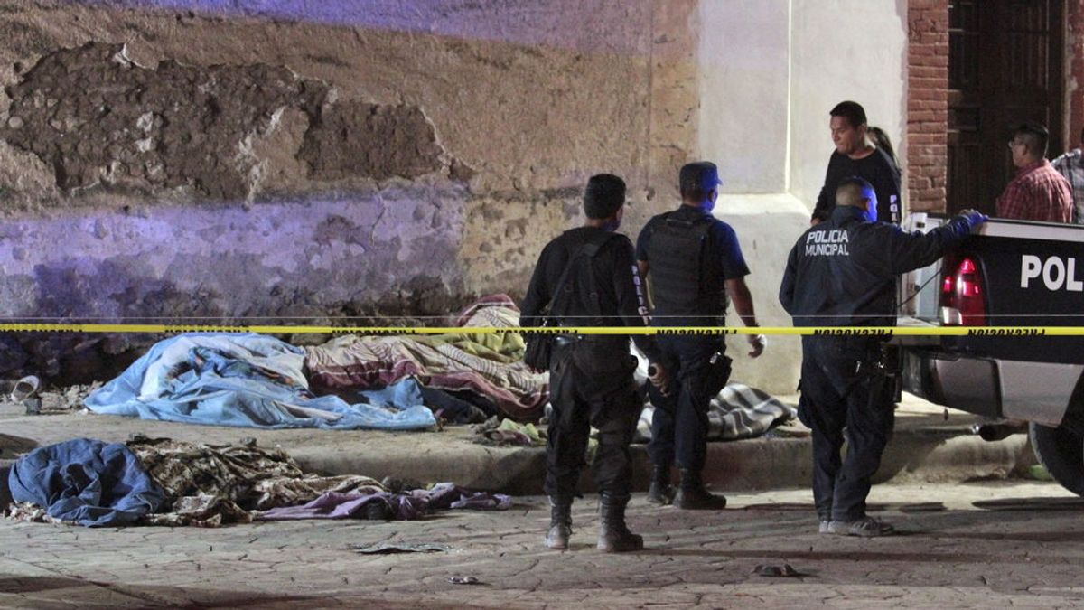 Guerra de narcos en México: encuentran al menos 15 cadáveres apilados en una carretera