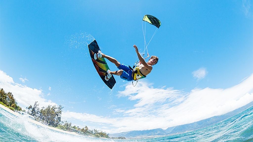 Deportista haciendo kitesurf