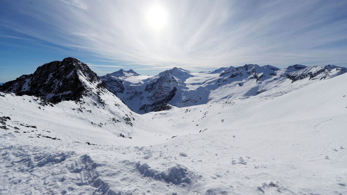 Cubre con lonas el glaciar italiano Presena para que sobreviva al cambio climático