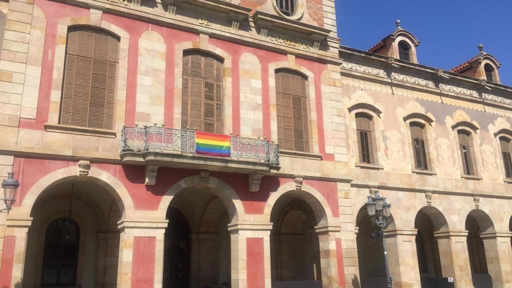 El Parlament catalán cuelga la bandera LGTBI pese a que el Supremo las prohibió por no ser oficiales El Parlament catalán cuelga la bandera LGTBI pese a que el Supremo las prohibió por no ser oficiales