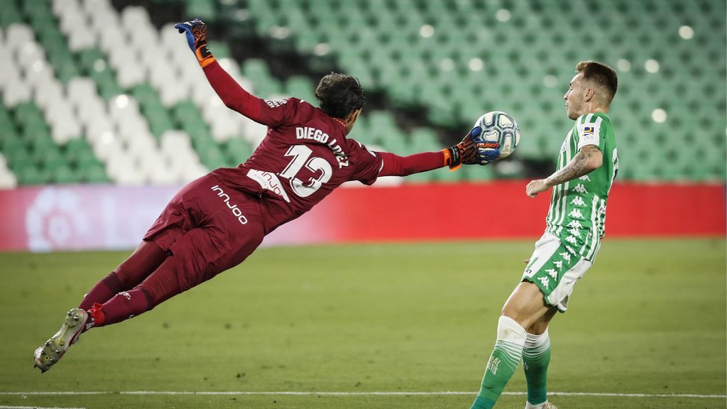 Diego López despeja un balón durante el partido.