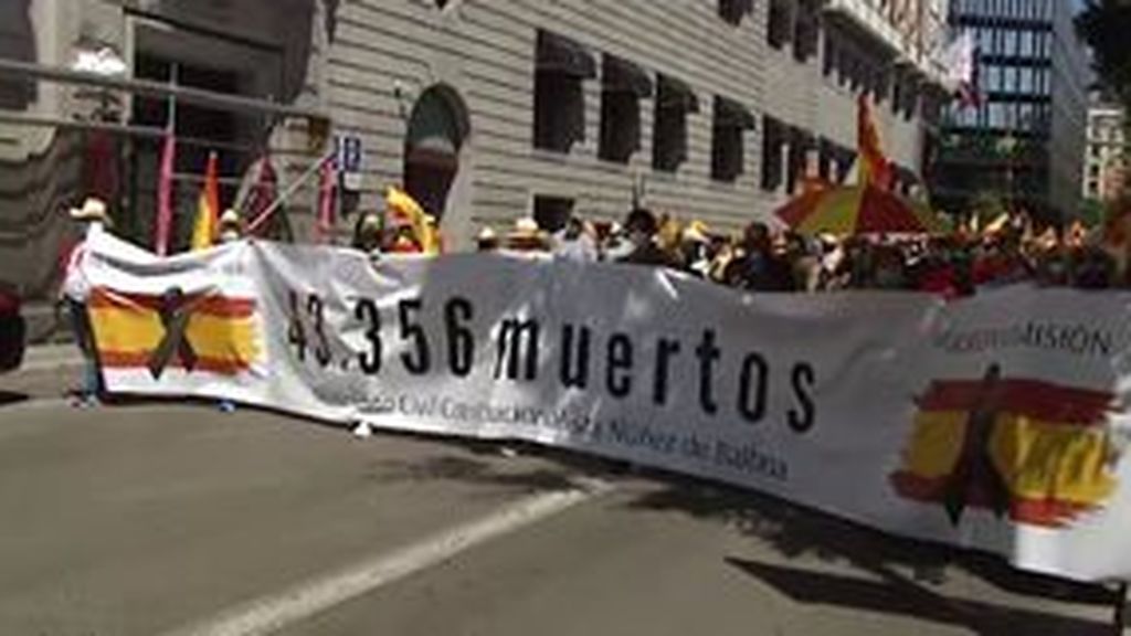 Los vecinos de Nuñez de Balboa, en Madrid, se manifiestan contra Sánchez: "43.356 muertos. Gobierno dimisión"