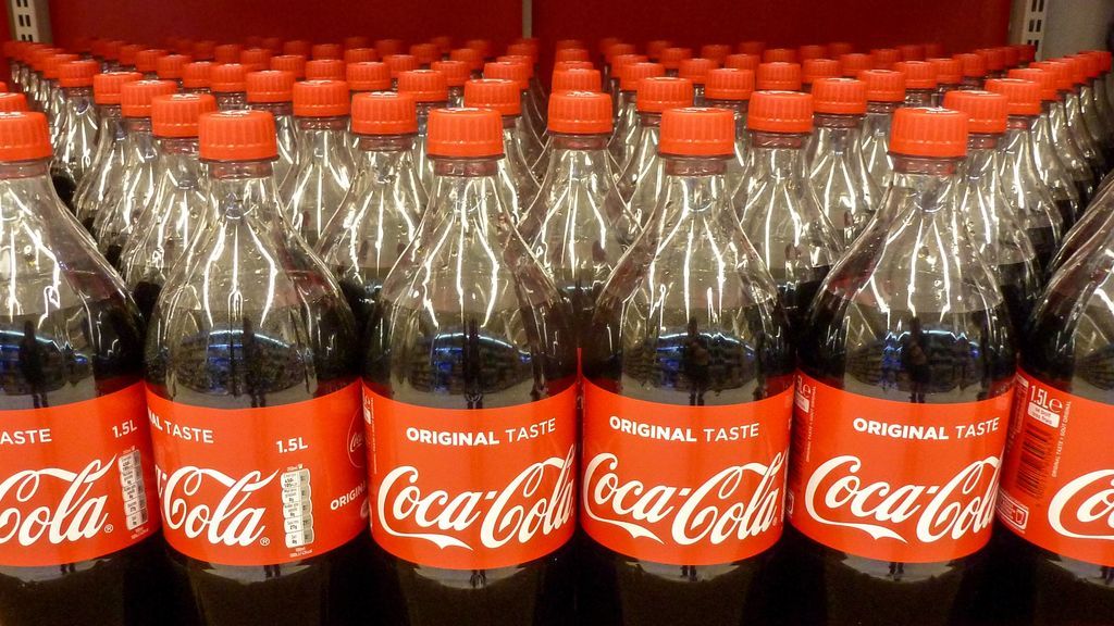 Coca-Cola suspende su publicidad en redes sociales por el lenguaje de odio imperante Coca-Cola suspende su publicidad en redes sociales por el lenguaje de odio imperante