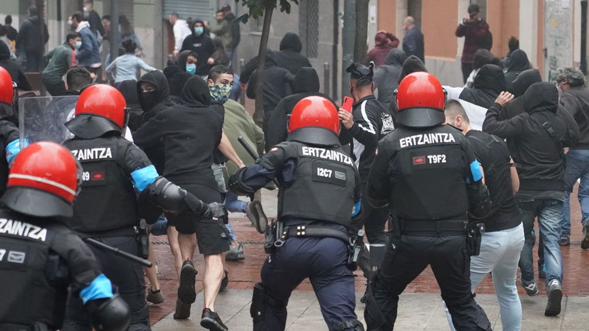 La Ertzaintza investiga a tres hombres por su presunta implicación en los altercados contra el mitin de Vox en Sestao La Ertzaintza investiga a tres hombres por su presunta implicación en los altercados contra el mitin de Vox en Sestao