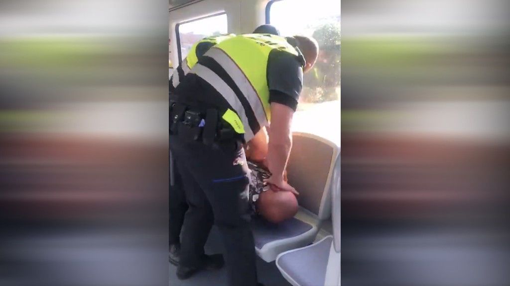 Dos vigilantes de seguridad de Renfe reducen con violencia a un pasajero por no llevar mascarilla Dos vigilantes de seguridad de Renfe reducen con violencia a un pasajero por no llevar mascarilla