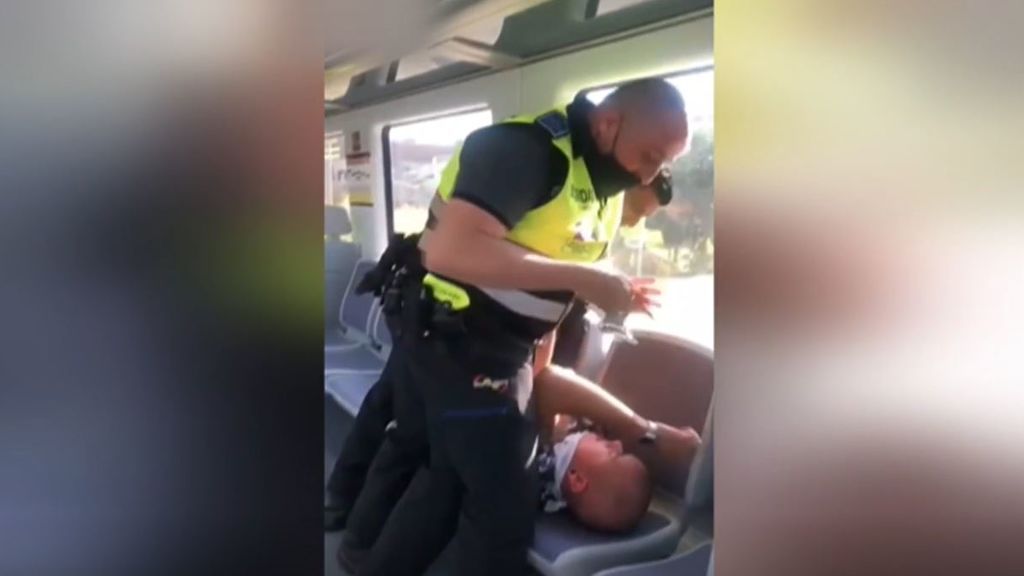 Expedientan a dos vigilantes de seguridad por agredir a un pasajero en un tren en Barcelona