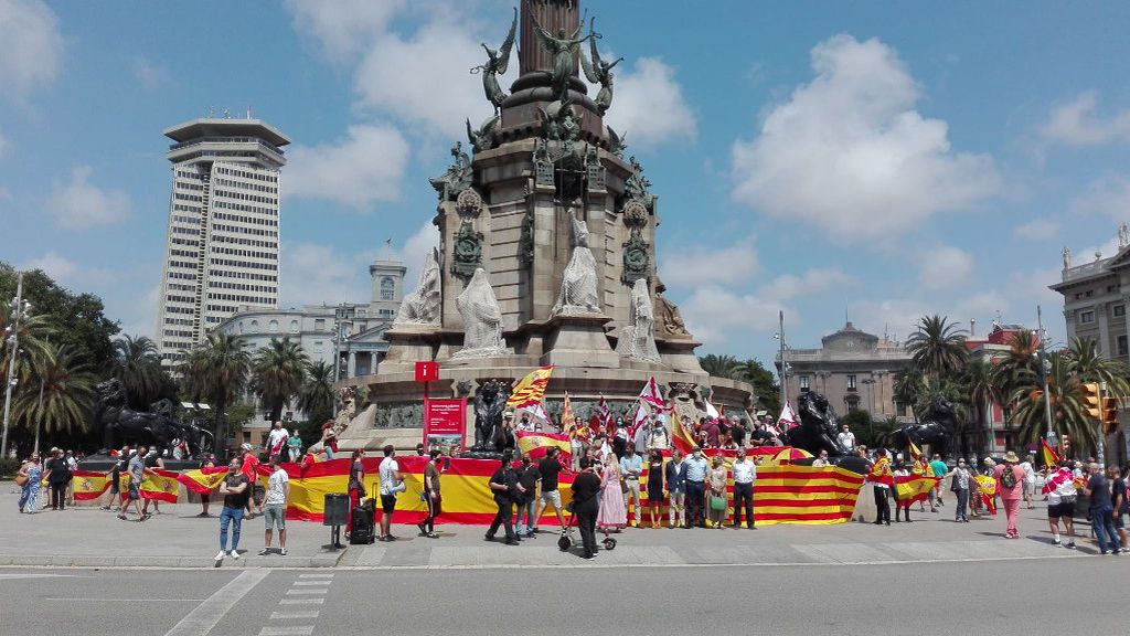 Vox convoca una cadena humana para "proteger" la estatua de Colón de Barcelona y los antisistema responden con una contraprotesta NO PUBLICAR Vox convoca una cadena humana para "proteger" la estatua de Colón de Barcelona y los antisistema responden con una contraprotesta NO PUBLICAR