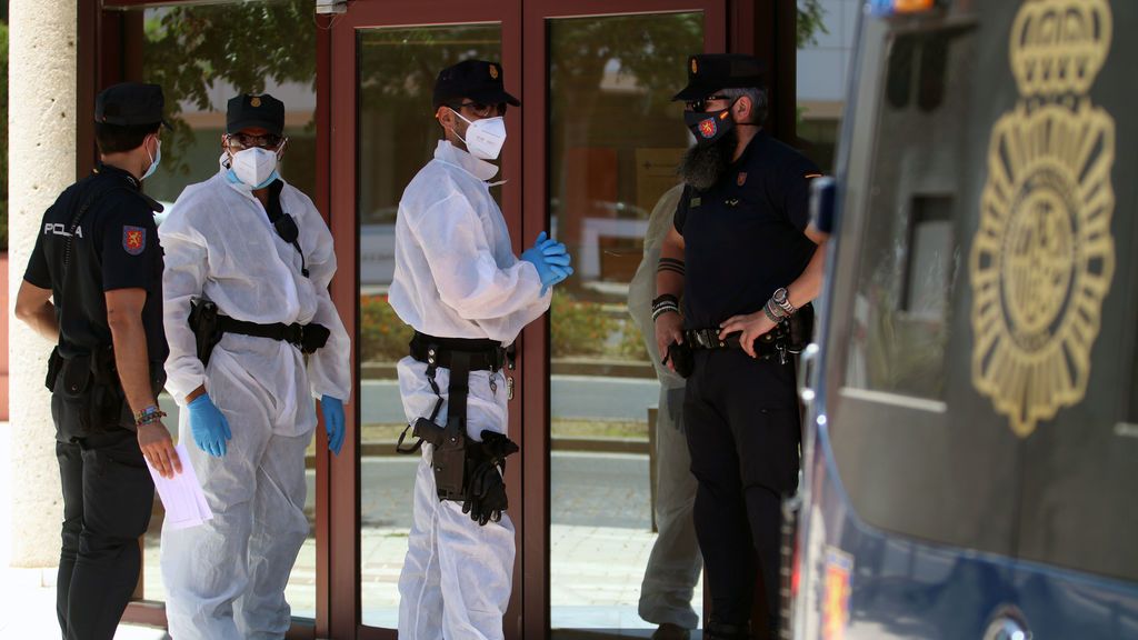 EuropaPress_3207492_agentes_policia_nacional_equipados_equipos_proteccion_individual_epi