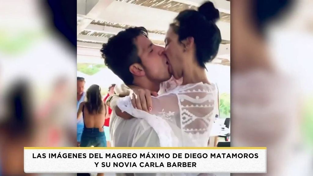 El apasionado beso de la pareja