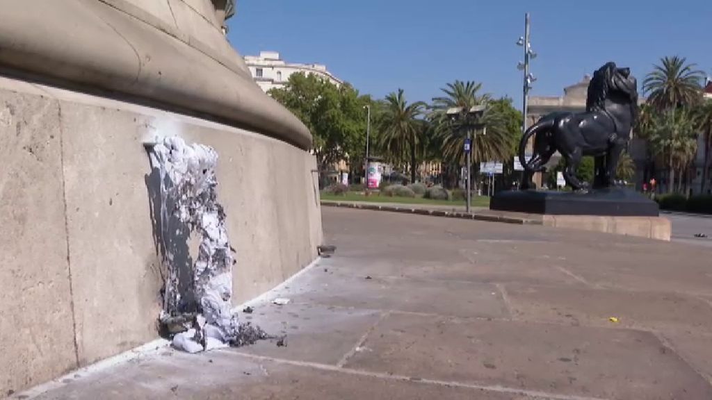 Los bomberos sofocan un incendio provocado en la estatua de Colón en Barcelona