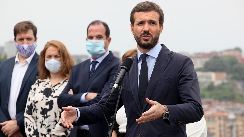 Casado acusa al PSOE de "atacar las instituciones" y pide aclarar el trato "a favor" de Iglesias por la Fiscalía Casado acusa al PSOE de "atacar las instituciones" y pide aclarar el trato "a favor" de Iglesias por la Fiscalía