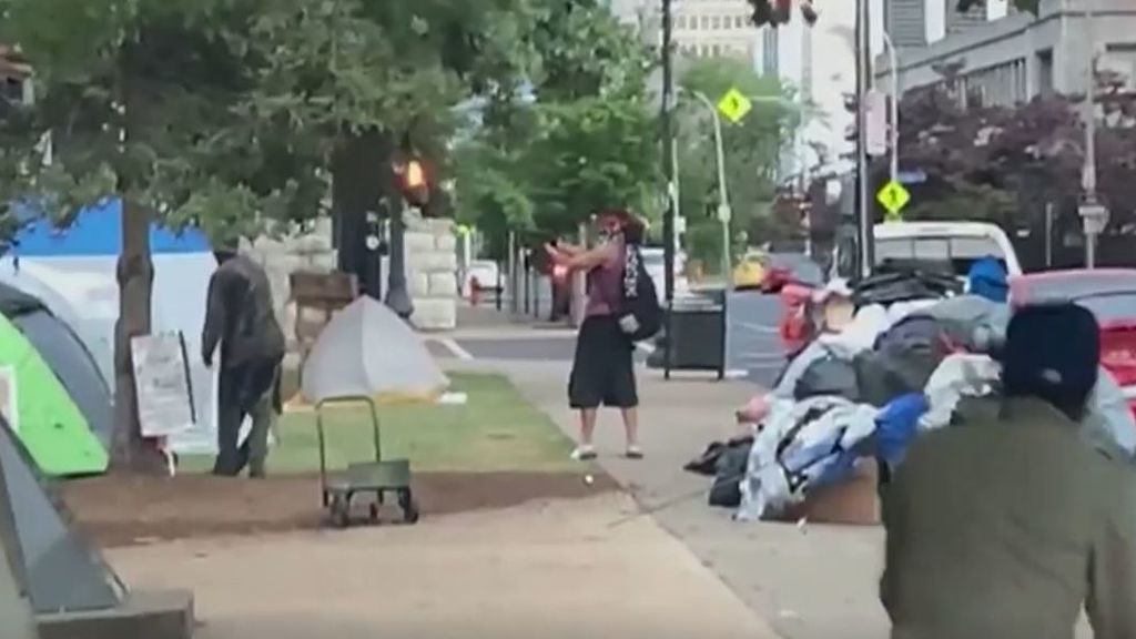 Impactantes imágenes de un hombre disparando a los manifestantes antirracistas acampados en Louisville (Kentucky)