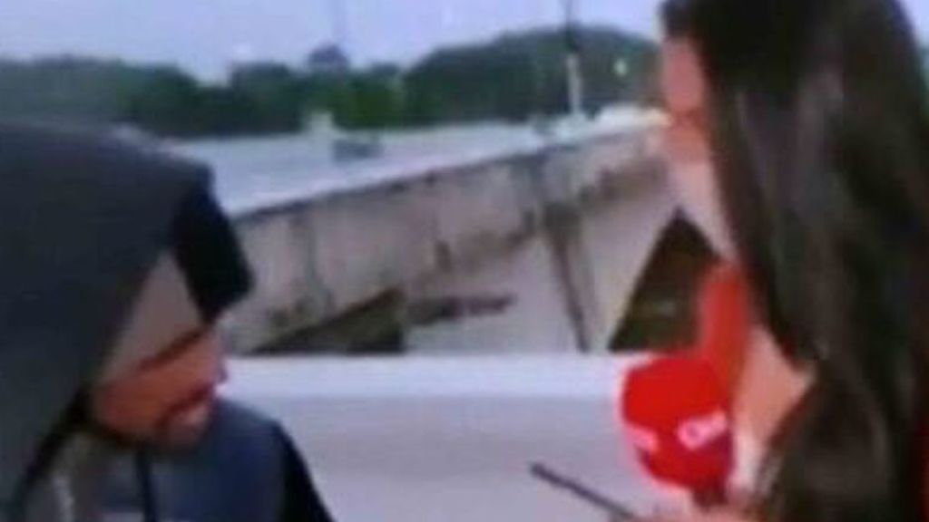 Roban y amenazan con un cuchillo a una periodista en pleno directo: "No podía entender qué estaba sucediendo" Roban y amenazan con un cuchillo a una periodista en pleno directo: "No podía entender qué estaba sucediendo"