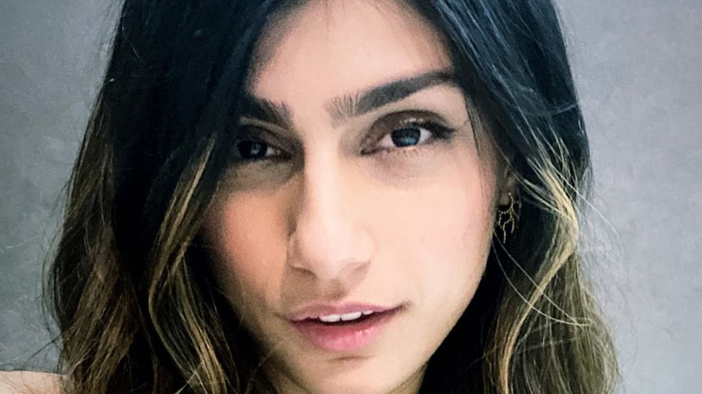 Acoso, ansiedad y machismo por dedicarse a la pornografía: la historia de Mia Khalifa