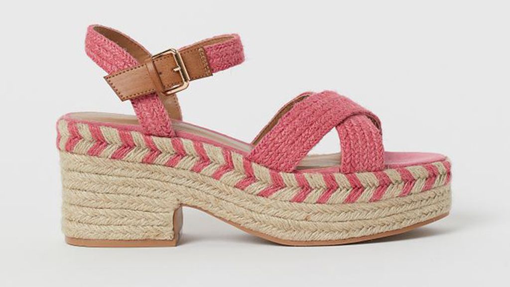 Sandalias y zapatos de tacón ancho, los mejores aliados para este verano
