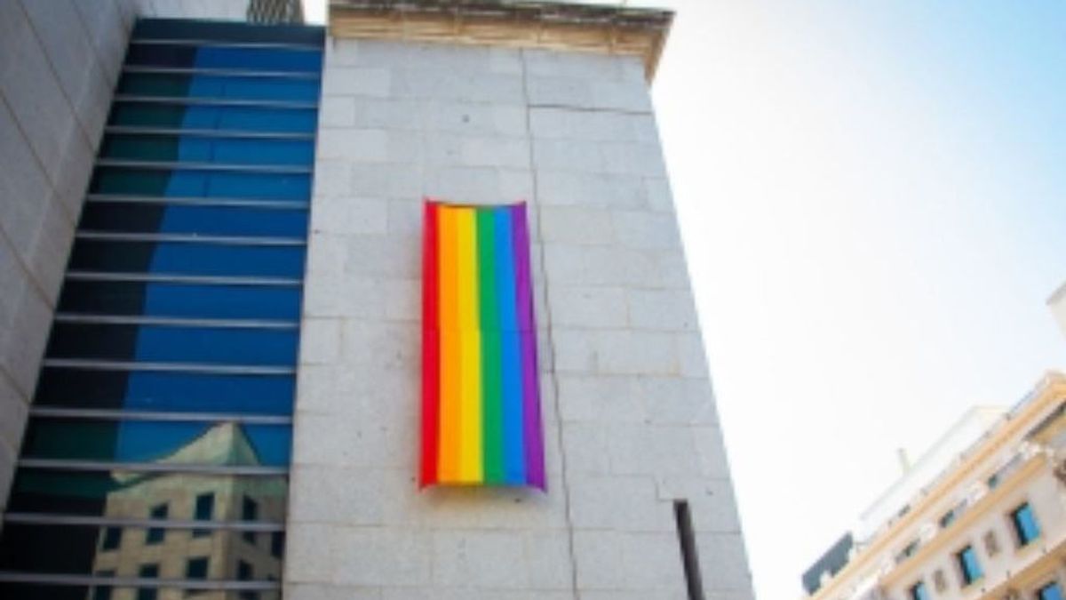 Abogados Cristianos contra la bandera LGTBI: pide al Supremo que obligue al Congreso a retirarla Abogados Cristianos contra la bandera LGTBI: pide al Supremo que obligue al Congreso a retirarla